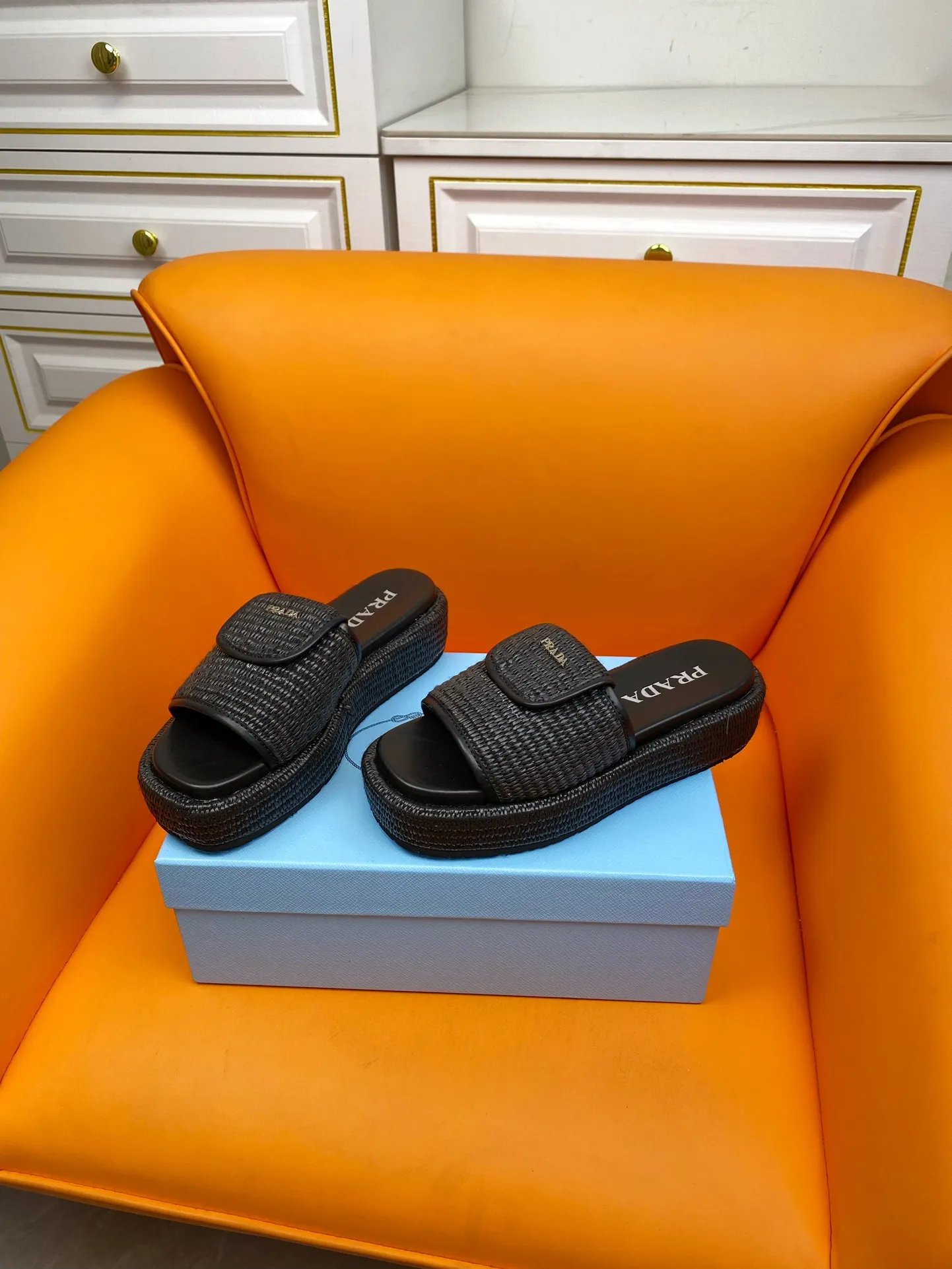 👟👟Ex-factory price 520👟👟 PRADA 2024ss raffia woven slippers This year's popular straw series, lazy people's must-have slippers are so good-looking on the feet. The whole pair of shoes is light, comfortable and bright colors meet the various choices of fashionable people of different styles! Original custom-made raffia Sheepskin lining 1:1 open mold outsole Size number: 35-39 (40 customizations are not returnable)